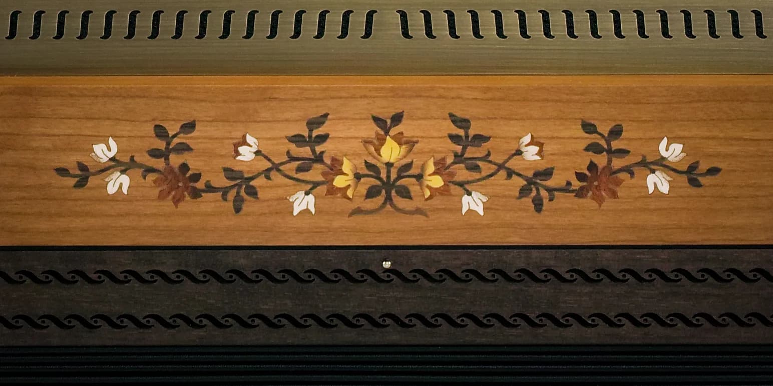 Florales Bildmotiv — eingelegt aus verschiedenfarbigen Hölzern