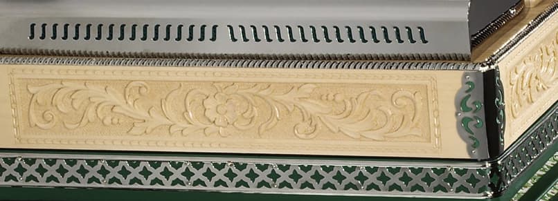 Von Hand geschnittenes Ranken-Ornament — Relief im Vollholz