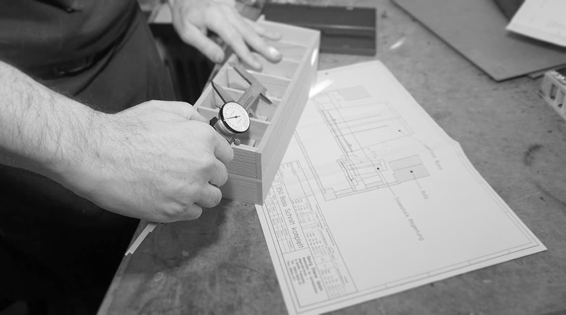 Messuhr am Korpus, Werkstatt-Konstruktionsplan daneben